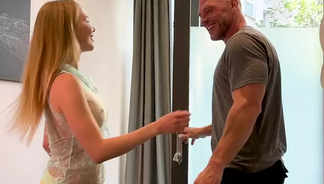 Лысый Johnny Sins ебет соседку, пока её муж на работе