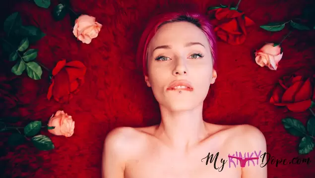 Ей так члена не хватает, что она трахает свою киску пальчиками!